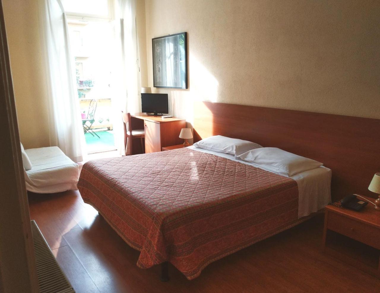 Hotel Lucciola Бордігера Екстер'єр фото