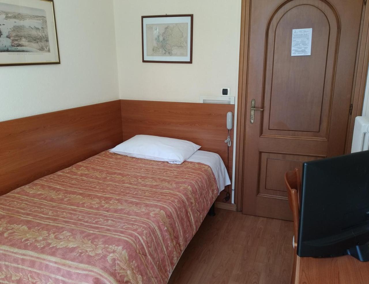 Hotel Lucciola Бордігера Екстер'єр фото