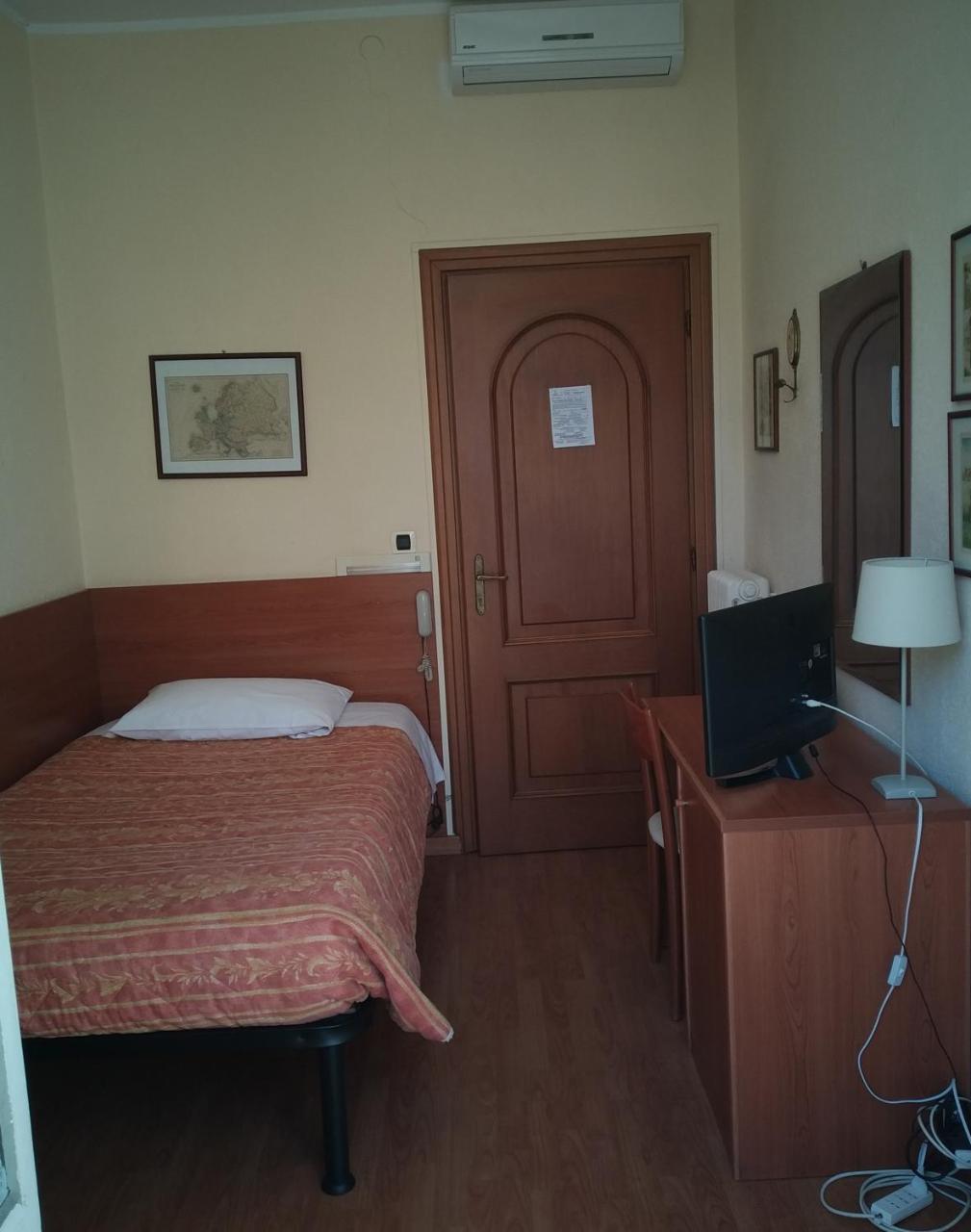 Hotel Lucciola Бордігера Екстер'єр фото