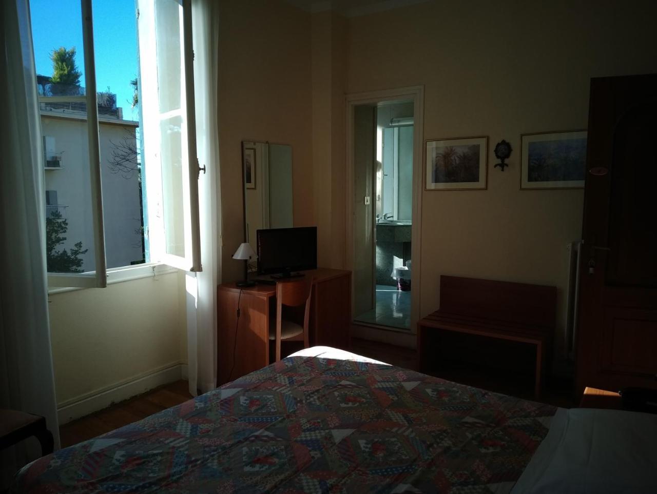 Hotel Lucciola Бордігера Екстер'єр фото