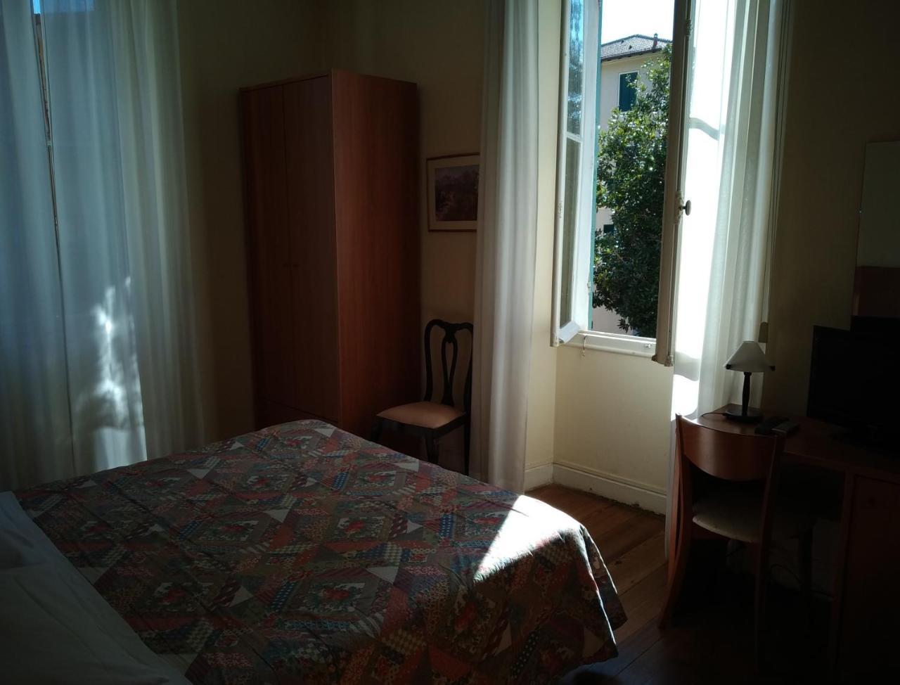 Hotel Lucciola Бордігера Екстер'єр фото